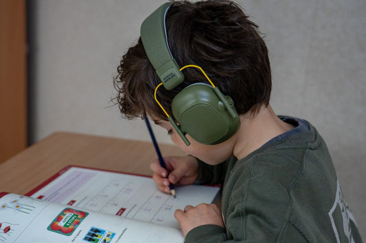 Waarom een concentratie koptelefoon helpt bij leren in een drukke klas