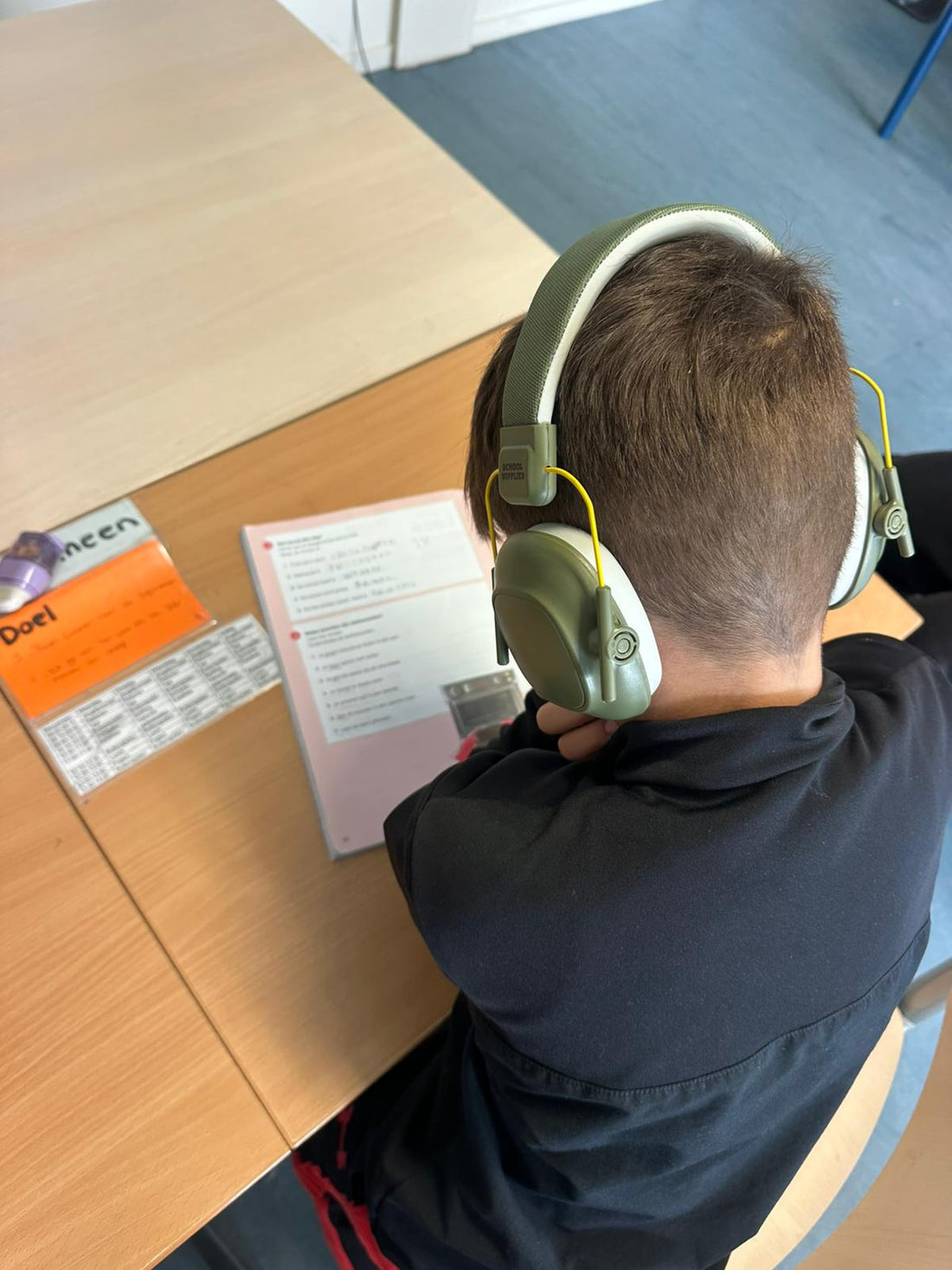 Concentratiekoptelefoon voor leerlingen met autisme: wanneer helpt het in de klas?